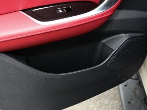 2022款牛·魔王 2.0T 自动四驱标箱 柴油 后门储物空间