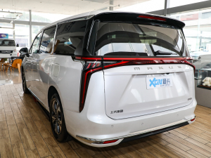 2022款2.0T 星河七座版 左后45度