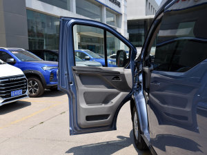 2023款2.0T 精英版 自动长轴中顶 6/7座  驾驶位车门