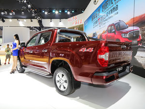 2017款2.8T 自动四驱高底盘旗舰型标厢 柴油 国V 整体外观