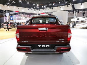 2017款2.8T 自动四驱高底盘旗舰型标厢 柴油 国V 整体外观