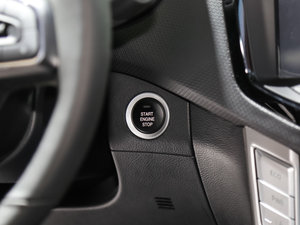 2017款2.8T 自动四驱高底盘旗舰型标厢 柴油 国V 中控区