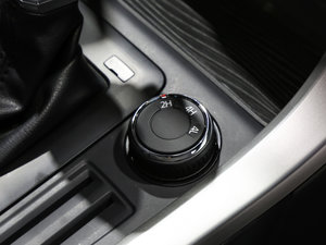 2017款2.8T 自动四驱高底盘旗舰型标厢 柴油 国V 中控区