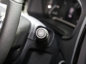 2017款2.8T 自动四驱高底盘旗舰型标厢 柴油 国V 中控区
