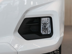2017款2.8T 手动两驱高底盘豪华型标厢 柴油 国V 前雾灯