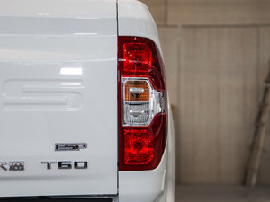 2017款2.8T 手动两驱高底盘豪华型标厢 柴油 国V 尾灯