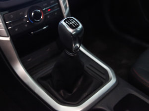 2017款2.8T 手动两驱高底盘豪华型标厢 柴油 国V 换挡杆