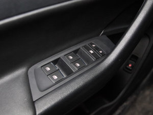 2017款2.8T 手动两驱高底盘豪华型标厢 柴油 国V 主驾车窗控制区	