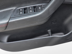 2017款2.8T 自动两驱高底盘豪华型标厢 柴油 国V 前门储物空间