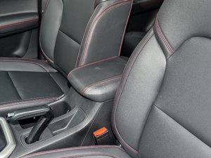 2017款2.8T 自动两驱高底盘豪华型标厢 柴油 国V 中央扶手箱