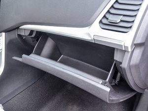 2017款2.8T 自动两驱高底盘豪华型标厢 柴油 国V 手套箱