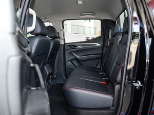 2017款2.8T 自动四驱高底盘精英型长厢 柴油 国V 后排空间