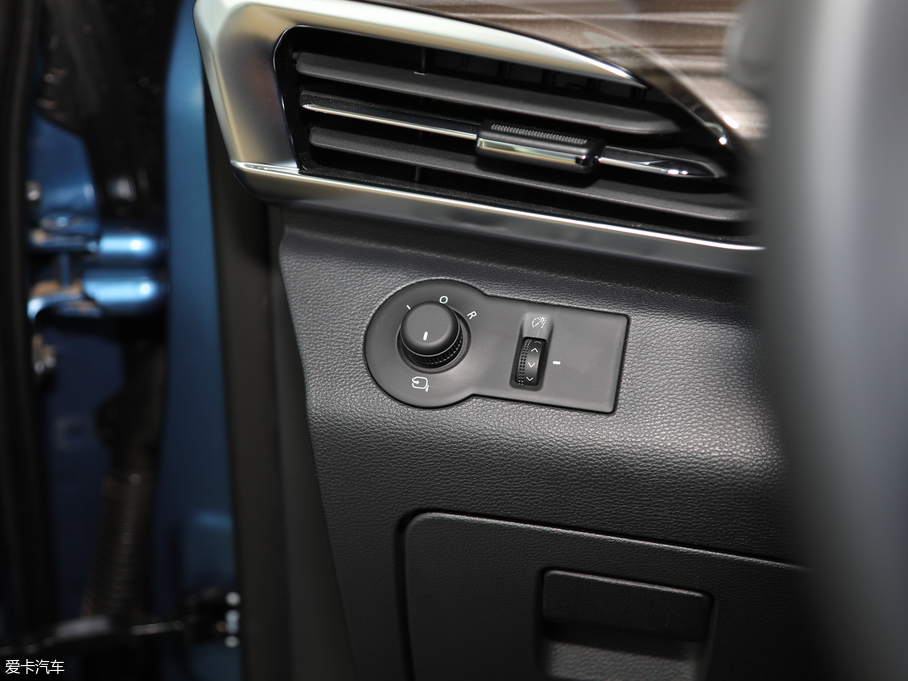 2017��������ͨMAXUS D90 2.0T �ԄӺ�� ������