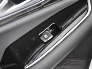 2021款1.5L CVT尊贵版 后排车窗控制区