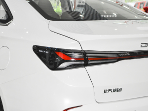 2021款1.5T CVT尊贵版 尾灯
