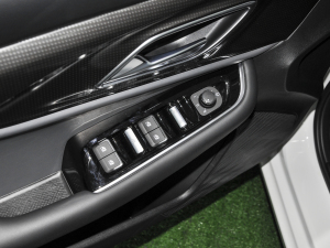 2021款1.5T CVT尊贵版 主驾车窗控制区	