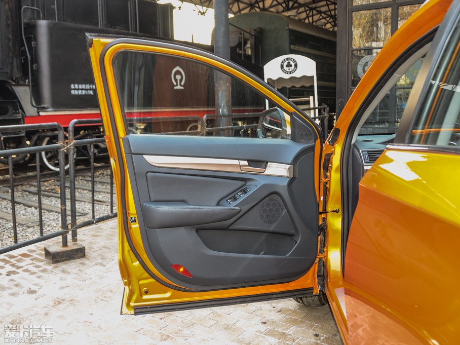 2015X65 2.0T ԄӺA