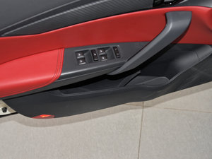 2015款2.0T 自动豪华版 前门储物空间