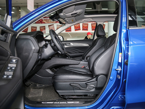 2019款1.5T 两驱i型 国V 前排空间