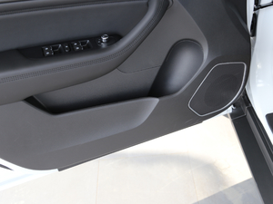 2019款运动版 1.5T 自动精英型 国VI 前门储物空间