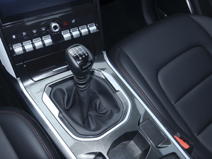 2020款乐享版 1.5T 手动劲 换挡杆