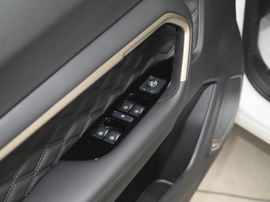 2021款第二代 1.5T 自动冠军版 主驾车窗控制区	