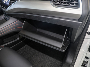 2021款2.0T 两驱i动 手套箱