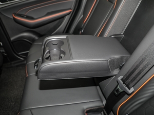 2021款2.0T 两驱i动 后排中央扶手