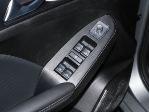 2021款1.5T 手动大二版 主驾车窗控制区	