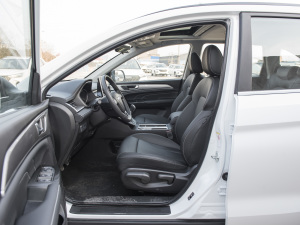 2021款PLUS 1.5T 手动舒享型 前排空间