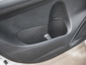 2021款PLUS 1.5T 手动舒享型 后门储物空间