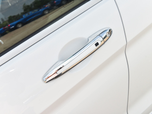 2022款PLUS 1.5T 手动智享型 主驾门拉手