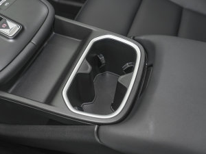 2023款1.5L Hi4 105 四驱智能旗舰版 前排杯架