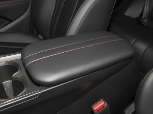 2023款1.5L 110KM领航版 中央扶手箱