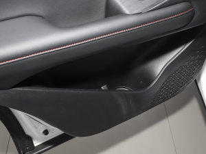 2023款1.5L 110KM领航版 后门储物空间