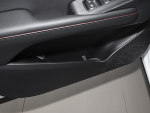 2023款1.5L 110KM领航版 前门储物空间