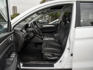 2023款PLUS 1.5T DCT豪华智联型 前排空间