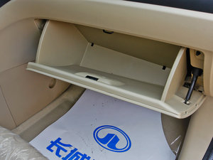 2012款2.4L 自动两驱精英版 手套箱