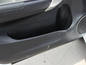 2013款升级版 1.5T 手动四驱精英型 前门储物空间