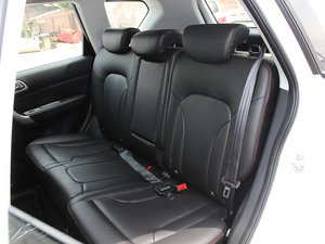 2013款升级版 1.5T 手动四驱精英型 后排座椅