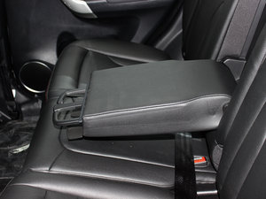 2013款升级版 1.5T 手动四驱精英型 后排中央扶手