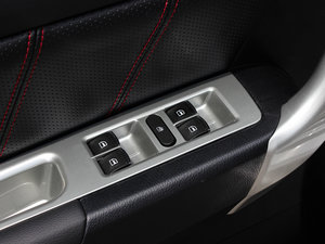 2013款升级版 1.5T 手动四驱精英型 主驾车窗控制区	