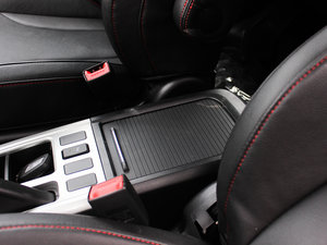 2013款升级版 1.5T 手动四驱精英型 中央扶手箱