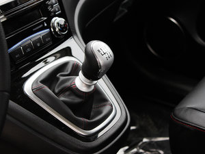 2013款升级版 1.5T 手动四驱精英型 换挡杆