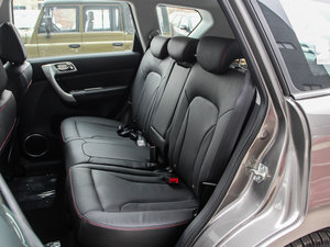 2013款升级版 1.5T 手动两驱尊贵型 后排座椅