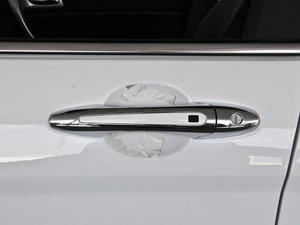 2013款升级版 1.5T 手动两驱精英型 主驾门拉手