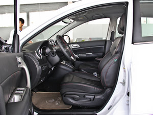2013款升级版 1.5T 手动两驱精英型 前排空间