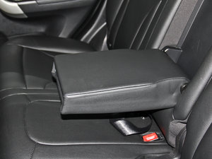 2013款升级版 1.5T 手动两驱精英型 后排中央扶手