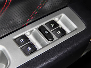 2013款运动版 1.5T 手动两驱精英型 主驾车窗控制区	
