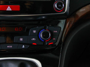 2013款运动版 1.5T 手动两驱精英型 中控区